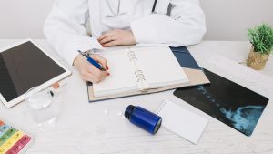 Accompagnement médical : comprendre le rôle des professionnels face à la dysorthographie