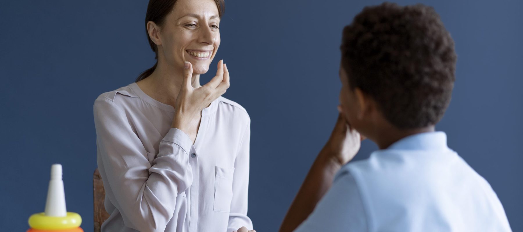 enfant-faisant-une-seance-d-ergotherapie-scaled.jpg